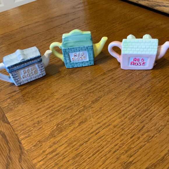 WADE RED ROSE FIGURINES - LOT OF 3 TEA POTS - Picture 2 of 3